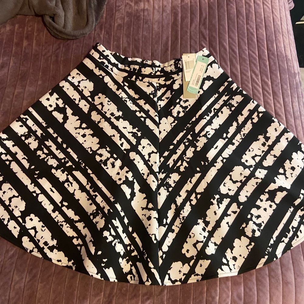 Black and white printed A-Line skirt nwt